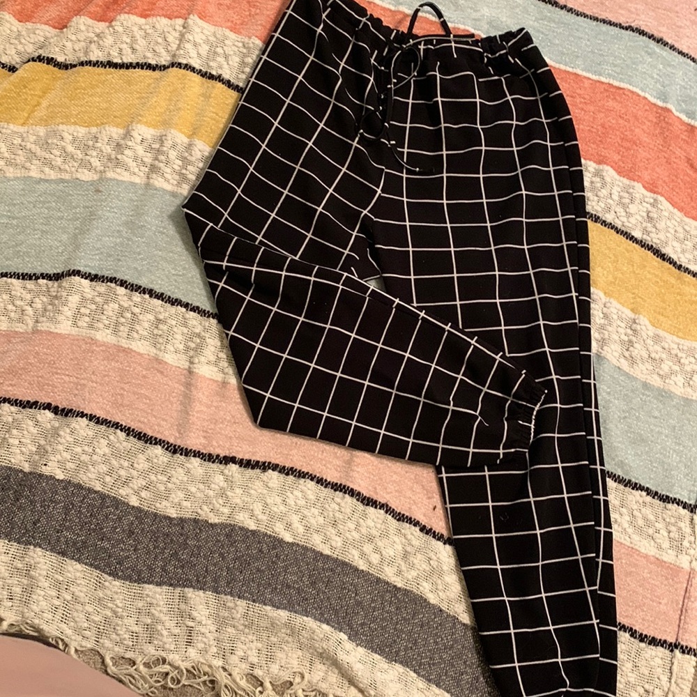 Amazon high rise casual grid pants. Stylish but comfy. Size large but fits large